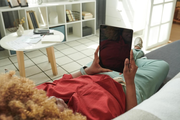 Donna che si rilassa con il tablet pc a casa