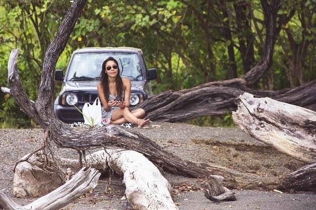 Donna che si rilassa in una foresta