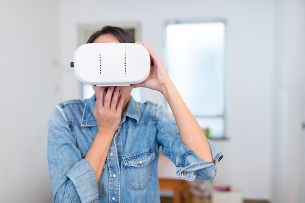 Donna che si sente spaventosa con l'utilizzo del dispositivo VR