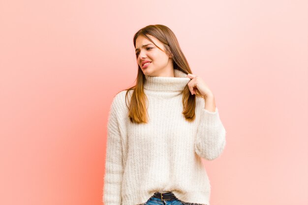 donna che si sente stressata, ansiosa, stanca e frustrata, tirando il collo della camicia, frustrata dal problema