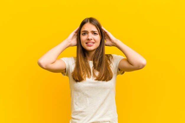 donna che si sente stressata, preoccupata, ansiosa o spaventata, con le mani sulla testa, in preda al panico per errore