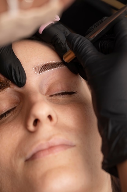 Donna che si sottopone a un trattamento di microblading