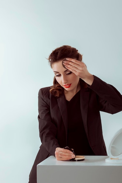 Donna che si trucca sul posto di lavoro