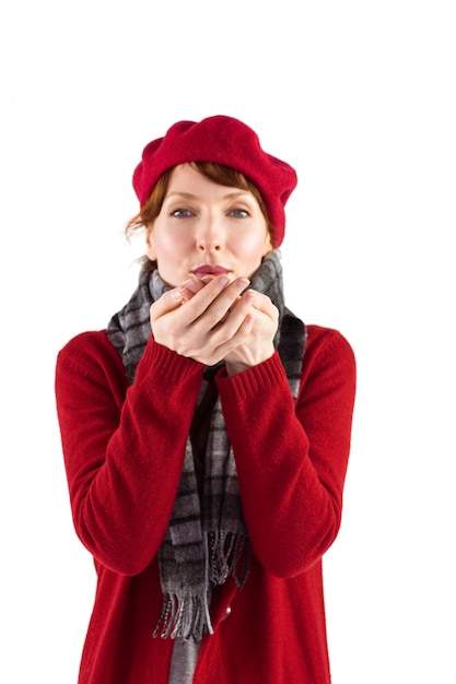 Donna che soffia un bacio alla telecamera