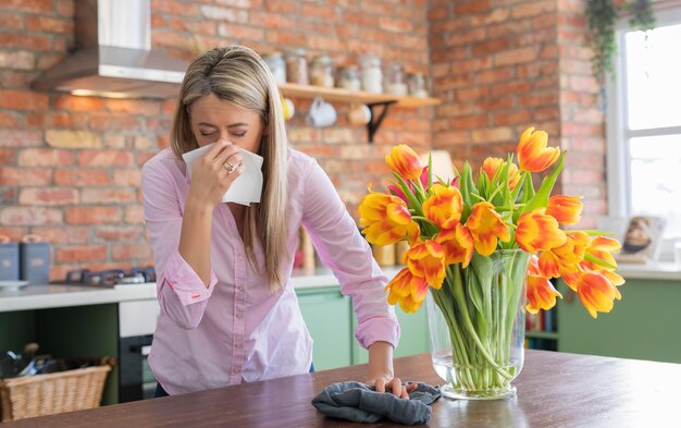 Donna che soffre di allergia ai fiori di primavera