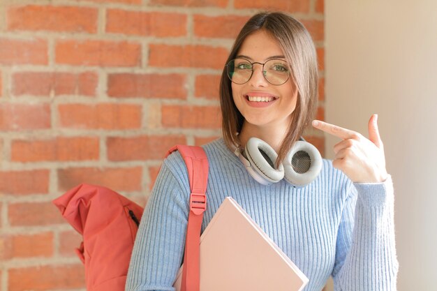 donna che sorride con sicurezza indicando il proprio ampio sorriso, atteggiamento positivo, rilassato e soddisfatto