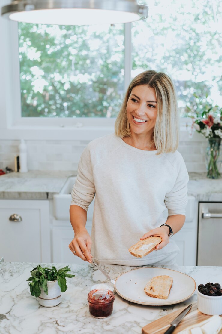 Foto donna che spande crema di formaggio vegan su un pane tostato