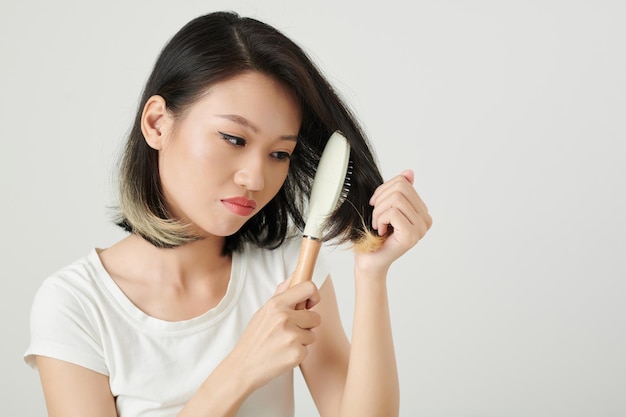 Donna che spazzola i capelli aggrovigliati