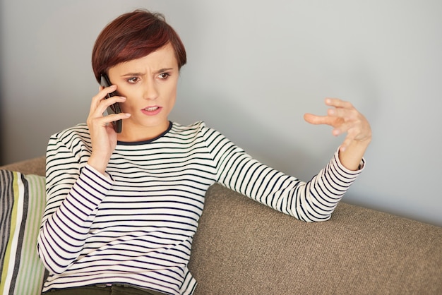 Donna che spiega qualcosa al telefono