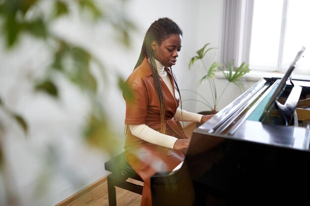 Donna che suona il pianoforte in classe