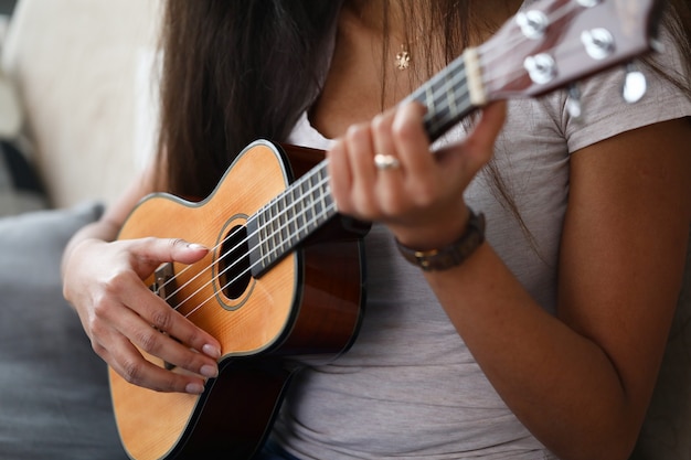 donna che suona ukelele