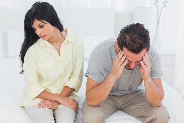 Donna che tene il broncio con il ragazzo che guarda giù durante una lotta