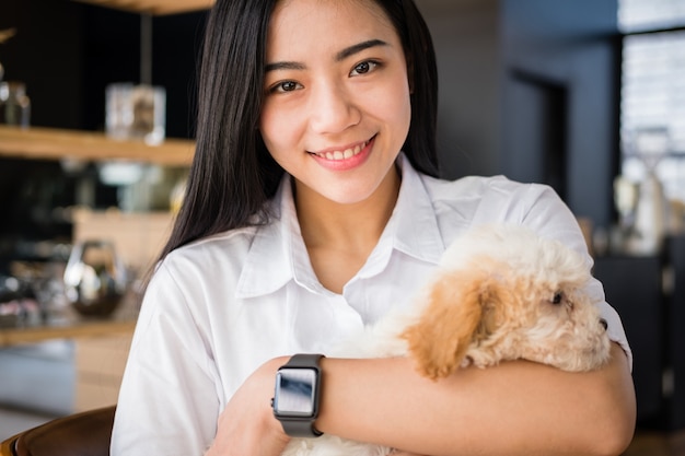 donna che tiene cane adorabile. adolescente con animale domestico. persone, animali