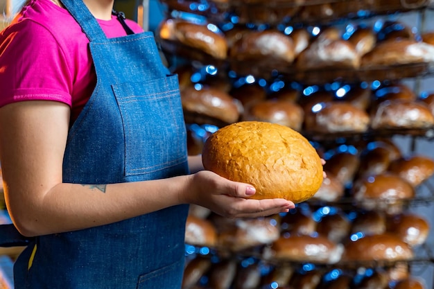 Donna che tiene gustoso pane fresco da vicino