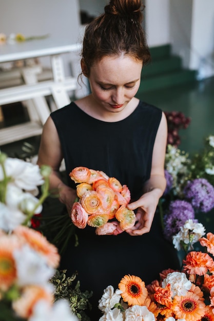 Donna che tiene i fiori a casa
