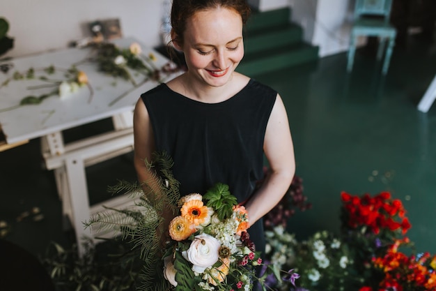 Donna che tiene i fiori a casa