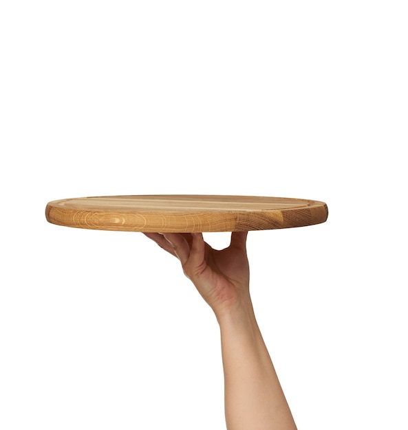 Donna che tiene il bordo di legno rotondo vuoto della pizza