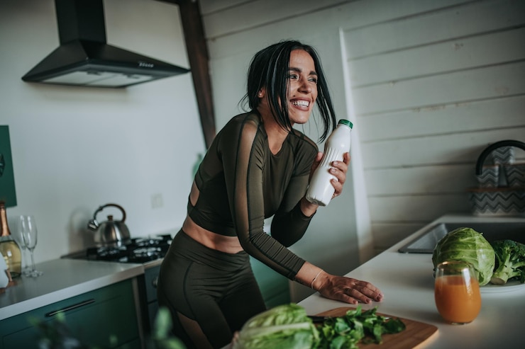 Foto donna che tiene il cibo a casa