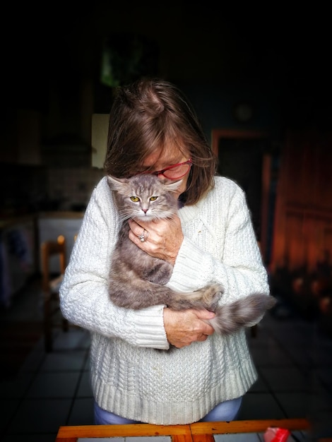 Donna che tiene il gatto