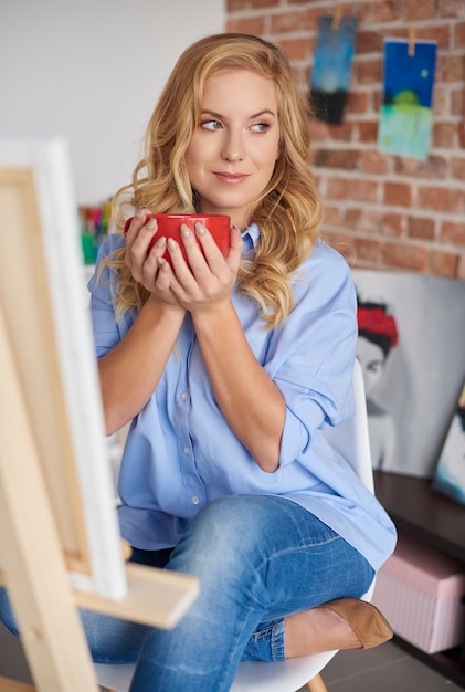 Donna che tiene in mano una tazza di caffè