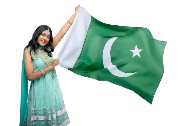 Donna che tiene la bandiera del Pakistan