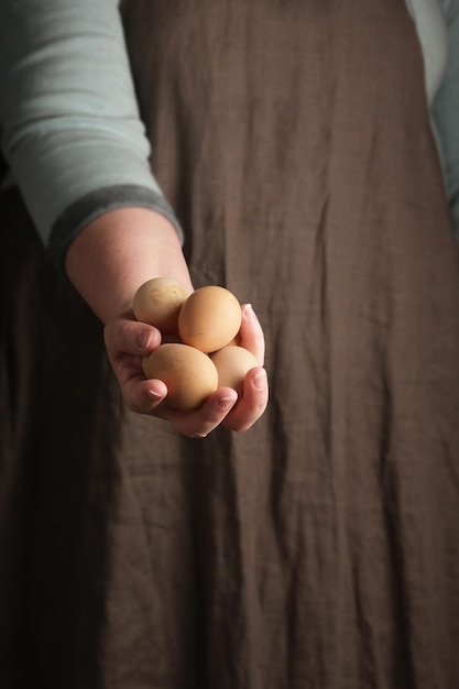 Donna che tiene le uova di gallina in mano Stile rustico