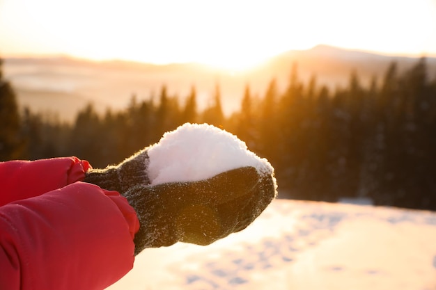 Donna che tiene mucchio di neve all'aperto primo piano Vacanze invernali