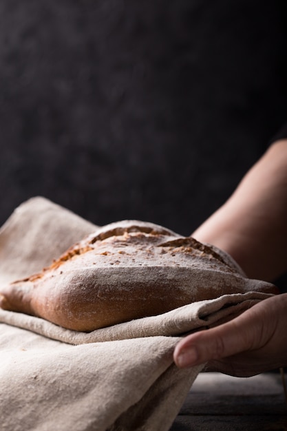 Donna Che Tiene Pagnotta Di Pane.