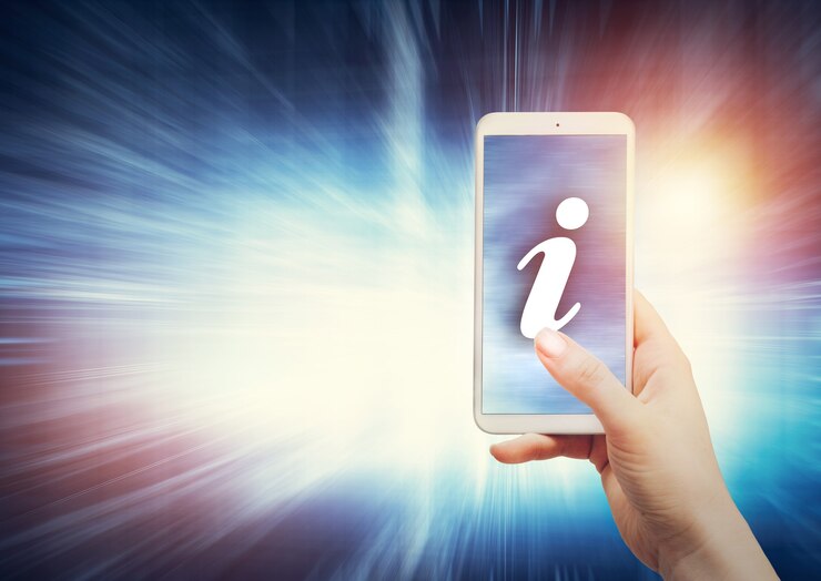Foto donna che tiene smartphone con icona info.