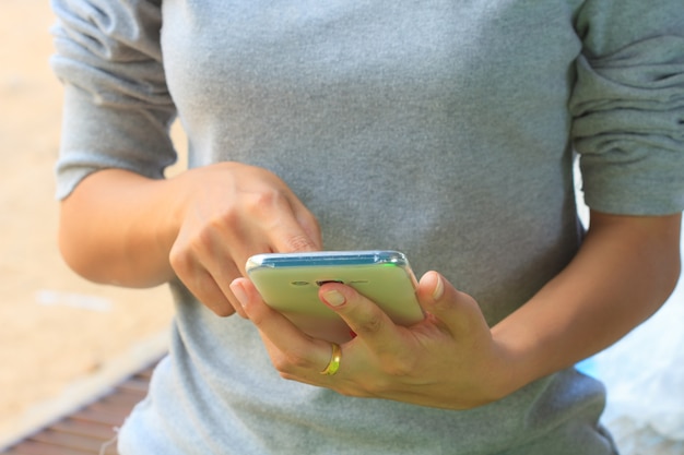 Donna che tiene smartphone in mano e stanno usando