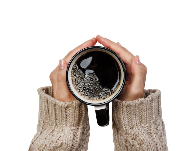 Donna che tiene tazza di caffè caldo isolato su bianco