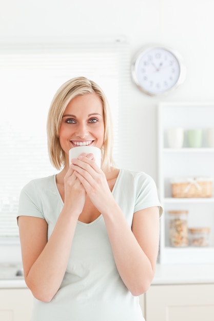 Donna che tiene tazza di caffè