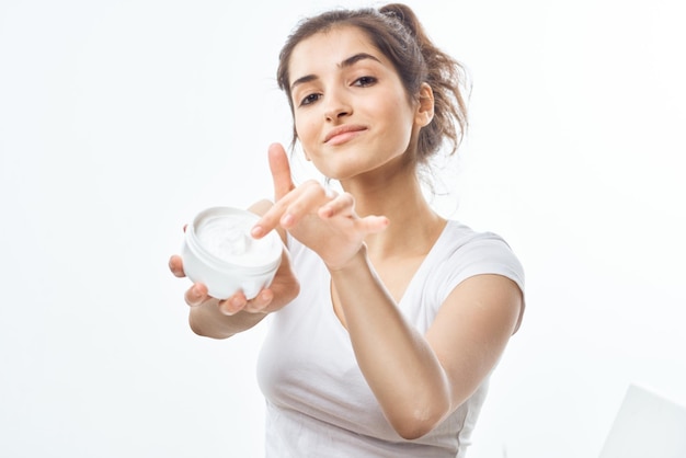 Donna che tiene un barattolo di crema nelle sue mani cosmetici dermatologici per la cura della pelle