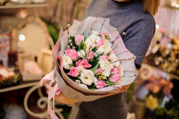 Donna che tiene un bellissimo mazzo di fiori