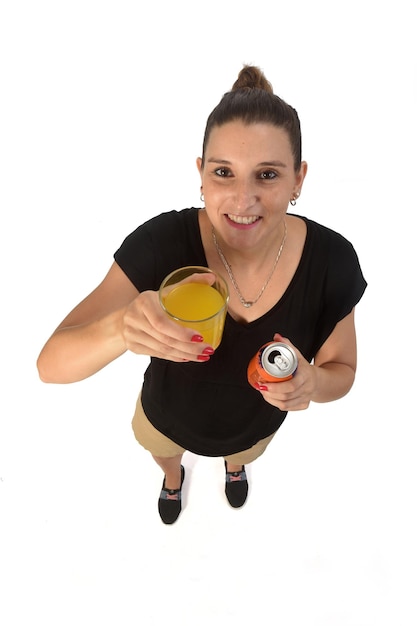 donna che tiene un bicchiere di aranciata su sfondo bianco