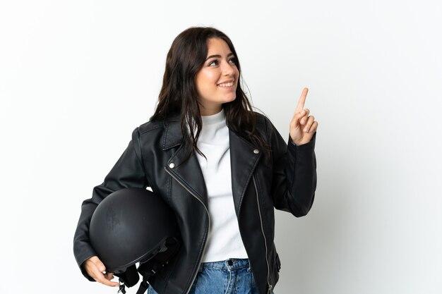 Donna che tiene un casco da motociclista isolato sul muro bianco rivolto verso l'alto una grande idea