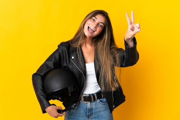 Donna che tiene un casco da motociclista nero