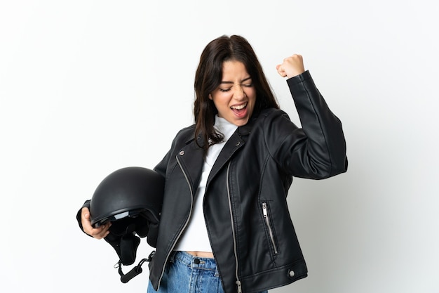 Donna che tiene un casco del motociclo isolato su bianco che celebra una vittoria