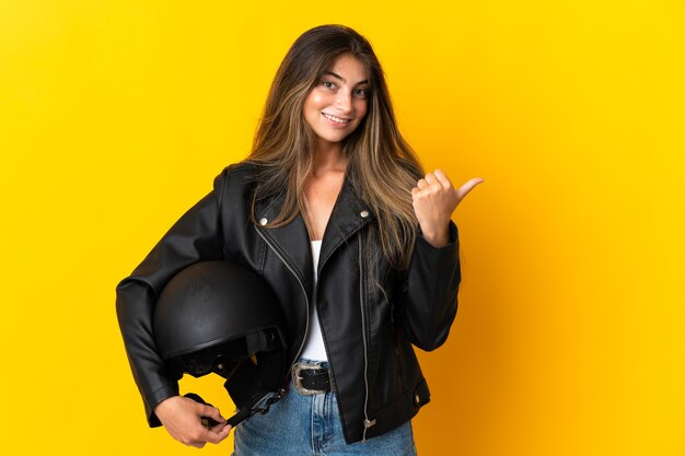 Donna che tiene un casco del motociclo isolato