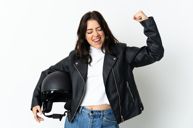 Donna che tiene un casco del motociclo isolato