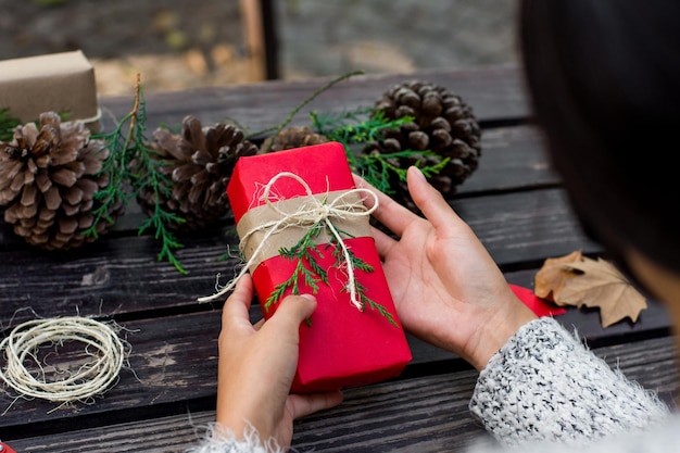 Donna che tiene un regalo di Natale avvolto