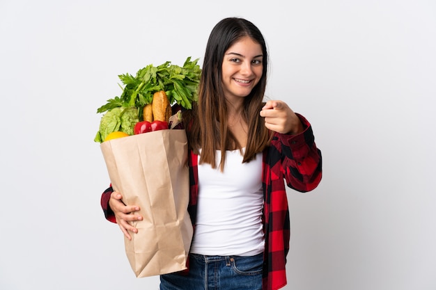 Donna che tiene una borsa piena di verdure