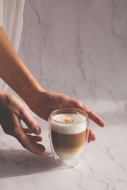 Donna che tiene una tazza di caffè