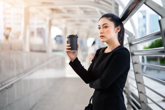 Donna che tiene una tazza di caffè