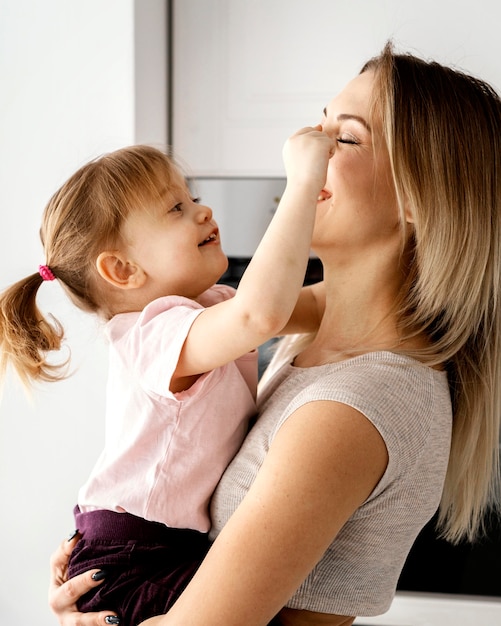 Donna che trascorre del tempo con sua figlia in occasione della festa della mamma