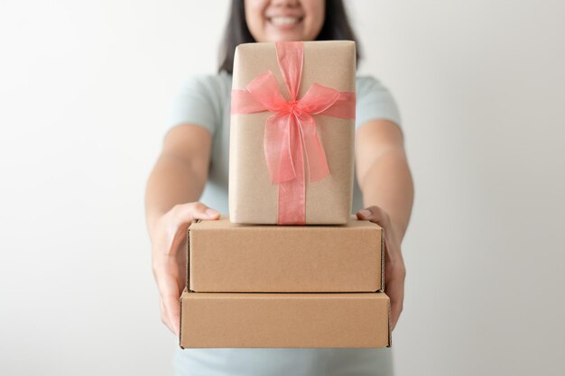 Donna che trasporta la scatola di carta regalo cravatta nastro carino per occasioni speciali