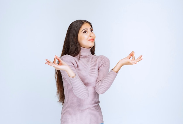 donna che unisce le punte delle dita e fa meditazione.