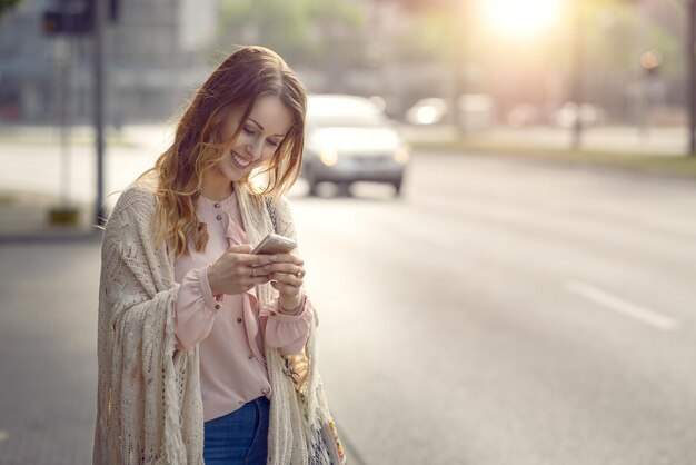 Donna che usa il telefono cellulare