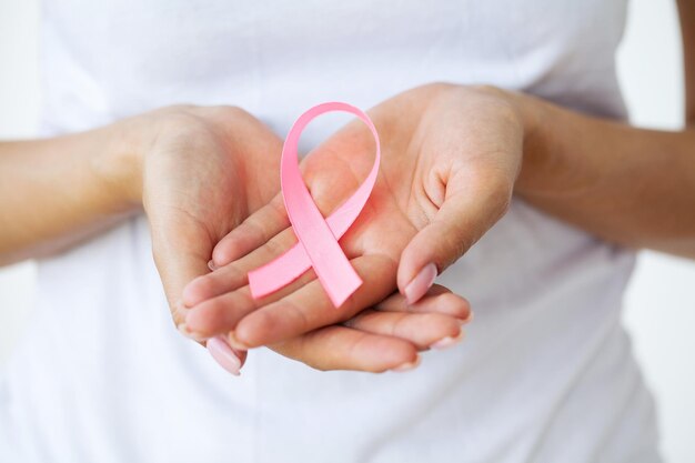 Donna che usa un nastro rosa per sostenere la causa del cancro al seno o l'AIDS.