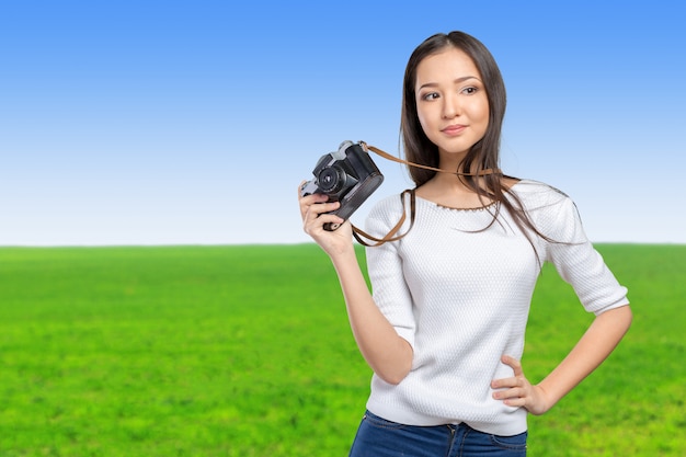 Donna che usando una macchina fotografica retrò